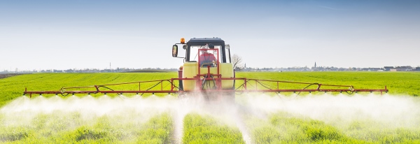 Traktor spritzt Pestizid, Bild: Fotolia, Dusan Kostic