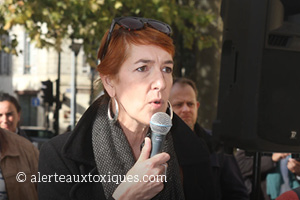 Valérie Murat spricht auf einer Demonstration vor dem Berufungsgericht in Bordeaux am 13. Oktober 2021(Bild: Alerte aux toxiques)