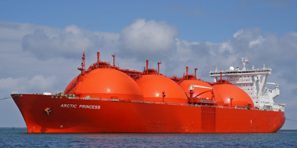 Ein roter LNG-Tanker
