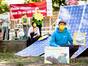Unterschriftenübergabe-Aktion für eine Solaroffensive vor dem Bundeswirtschaftsministerium in Berlin (Foto: Jörg Farys / Umweltinstitut München)