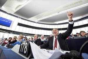 Bernd Lange fröhlich mit Daumen nach oben in der Abstimmung im Plenum