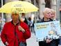 Ingrid Wundrak vom Verein "Bürger gegen Atomreaktor Garching" unterstützt die Demo des Umwetlinstituts "Kein Spiel mit der Bombe, Herr Söder" im Oktober 2018 auf dem Müncher Marienplatz.
<br>
Bild: Alexandra Beier