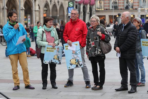 Die vier LandtagskandidatInnen Rosi Steinberger (Grüne), Dr. Michael Ott (SPD), Eva Bulling-Schröter (Linke) und Benno Zierer (Freie Wähler) haben zum FRM II kritisch Stellung genommen. Foto Alexandra Beier/Umweltinstitut München
