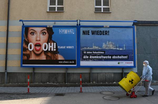 Großplakat: Explodiertes Atomkraftwerk Fukushima Daichi mit Schriftzug Nie Wieder (Bild: Christof Stache, Umweltinstitut)
