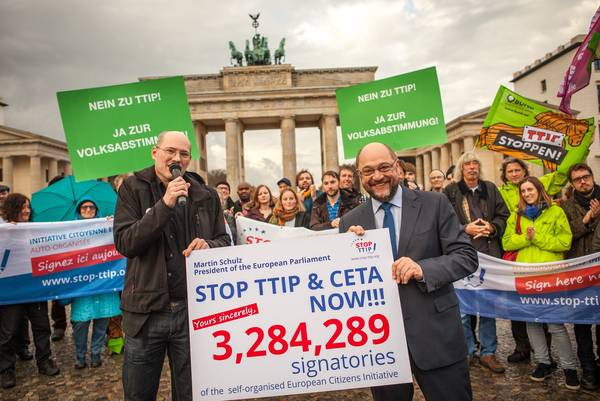 Parlamentspräsident Schulz nimmt die Unterschriften in Berlin entgegen