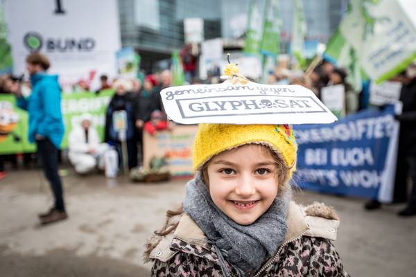 Großer Protest gegen die Wiederzulassung von Glyphosat; Bild: Jörg Farys