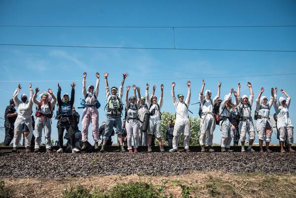 Bild: Blockade einer Kohlebahn im Rheinischen Revier, Foto: Tim Wagner/ Ende Gelände