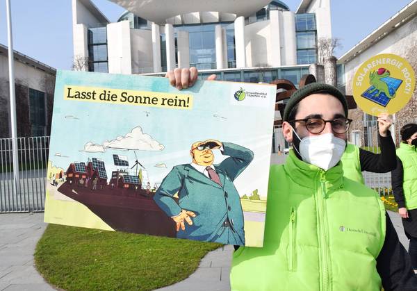Frist verpasst: Die Ausbaumengen für Erneuerbare Energien wurden entgegen der Entschließung des Bundestages immer noch nicht angehoben. Wir protestieren am 25. März vor dem Bundeskanzleramt mit Umwelthilfe, Robin Wood und Naturfreunden. (Foto: Uwe Hicksch)