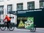 Aktion in Düsseldorf: Kein Gift in Schutzgebieten! Bilder: Daniel Grünfeld / Campact