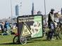 Aktion in Düsseldorf: Kein Gift in Schutzgebieten! Bilder: Daniel Grünfeld / Campact