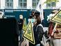 Aktion in Düsseldorf: Kein Gift in Schutzgebieten! Bilder: Daniel Grünfeld / Campact