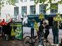 Aktion in Düsseldorf: Kein Gift in Schutzgebieten! Bilder: Daniel Grünfeld / Campact