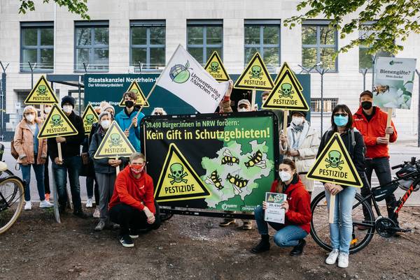 Protestaktion in Düsseldorf: Kein Gift in Schutzgebieten! © Daniel Grünfeld / Campact