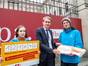 Bundesratspräsident Daniel Günther nimmt über 120.000 Unterschriften für einen Lieferstopp von Brennelementen nach Belgien entgegen. (Foto: Jörg Farys/ Umweltinstitut)