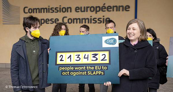 Die Coalition against SLAPPs in Europe (CASE), der das Umweltinstitut angehört, übergibt 213.432 Unterschriften an die EU-Kommission (Foto: Thomas Cytrynowicz).