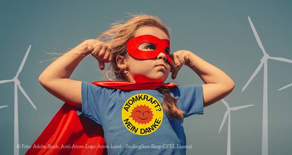 Kind ins Superhelden-Pose mit Anti-Atom Symbol auf dem Shirt vor Windkraft-Kulisse (Foto: Adobe Stock, Anti-Atom-Logo: Anne Lund, SmilingSun-Shop (GFDL-Lizenz))