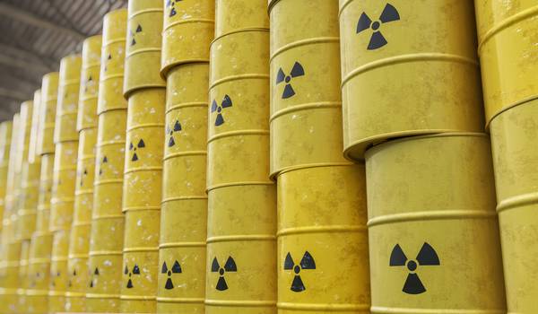 Schwach- und Mittelaktiver Abfall wird in Fässern und Containern gelagert. Credit: © vchalup | stock.adobe.com