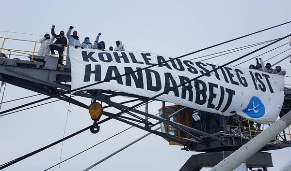 Friedliche Baggerbesetzung am 4.2.2019 in der Lausitz (Foto: Ende Gelände)