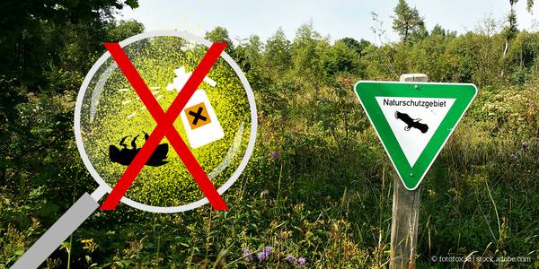 Naturschutzgebiet-Schild neben einer Lupe, durch die ein totes Insekt und eine Pestizid-Sprühflasche zu sehen sind.