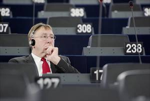 Bernd Lange sitzt alleine in den Reihen des Plenums in Straßburg