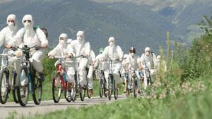 Fahrradtour in Schutzanzügen