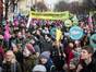 Im Berliner Regierungsviertel stauten sich die Menschen. Wegen der vielen Traktoren und Wägen kam die Demo nur langsam voran.