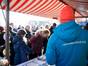 Am Infostand des Umweltinstituts verteilten wir Faltblätter, Aufkleber und Pappschilder gegen Pestizide und Massentierhaltung.