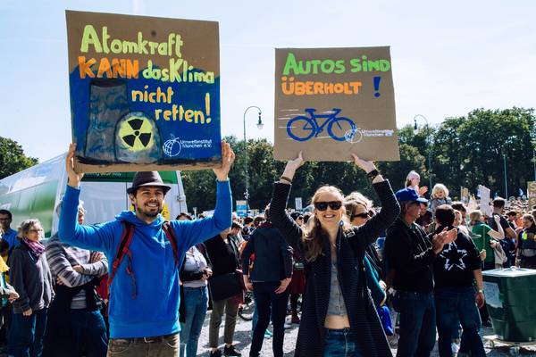 Die Energie- und Klimareferent*innen Franziska Buch und Hauke Doerk beim Globalen Klimastreik am 20.09.2019. Sie halten jeweils ein Schild hoch, auf dem einen steht 
