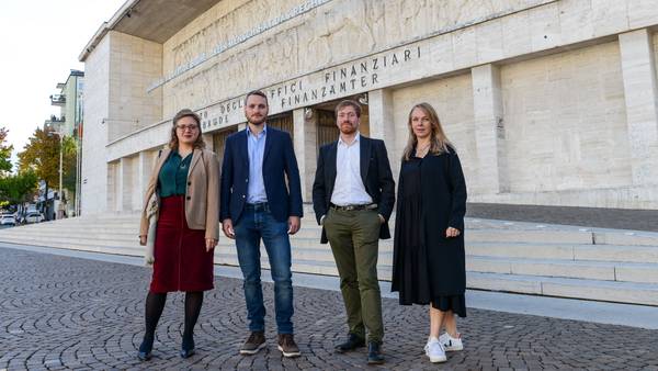 Das Team vom Umweltinstitut mit Karl Bär (Dritter von Links) auf dem Gerichtsplatz in Bozen (Foto: villagio photography)