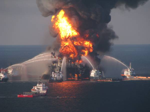 Feuerlöschboote an der Ölplattform (Foto: US Coast Guard / wikimedia commons)