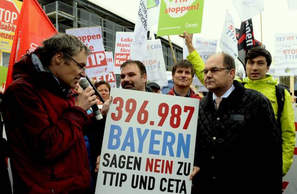 Christian Schmidt nimmt die Unterschriften beim CSU-Parteitag entgegen