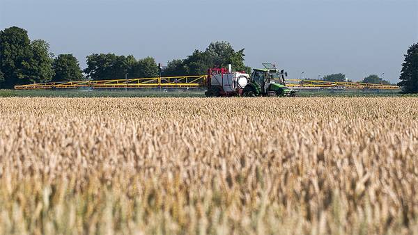 Traktor bringt Pestizide aus