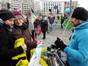 Viele DemonstrantInnen deckten sich bei uns vor der Demo mit Fähnchen gegen Gentechnik, TTIP und Massentierhaltung ein.

Bild: Jurek Vengels / Umweltinstitut München