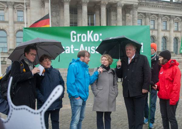 Menschen vor dem Bundestag unter Regenschirmen und mit Bannern gegen Glyphosat