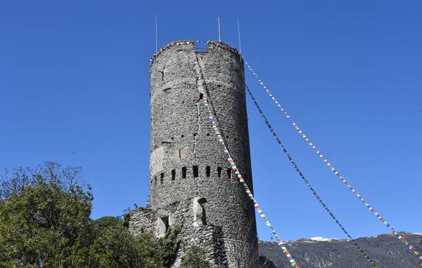 Bunte Fähnchen als Zeichen der Solidarität wehen am Fröhlich-Turm, Photo: Christof Stache
