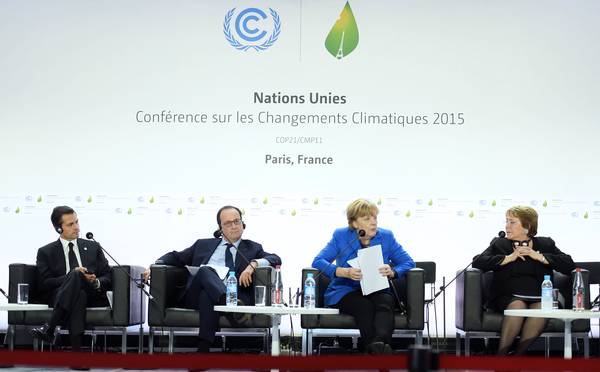 Angela Merkel bei der Klimakonferenz in Paris 2015. Zuhause bleibt sie jedoch Klimaschutzmaßnahmen schuldig. (Foto: Presidencia de la República Mexicana, CC BY 2.0)