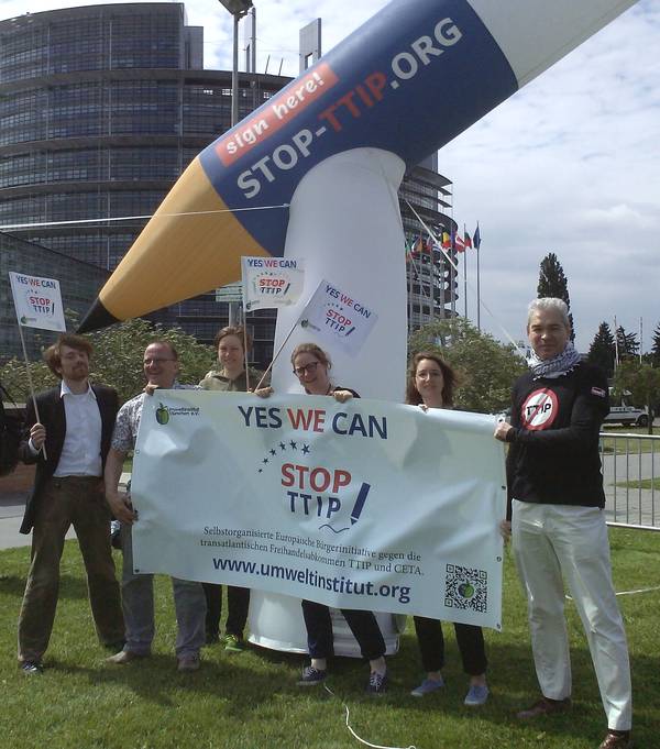 Bild von Protest-Aktion vor dem EU-Parlament