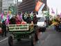 Auch viele Landwirte beteiligten sich mit ihren Trakoren an der Demo.

Bild: Good Food Good Farming, Flickr