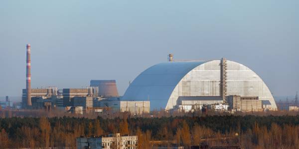 Reaktoranlage von Tschernobyl vor blau-grauem Himmel