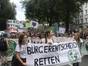 Die SchülerInnen von "Fridays For Future" gingen am 12. Juli mit einem Demozug zur Isar und dort schwimmen, damit der Klimaschutz nicht baden geht. (Foto: Umweltinstitut München)