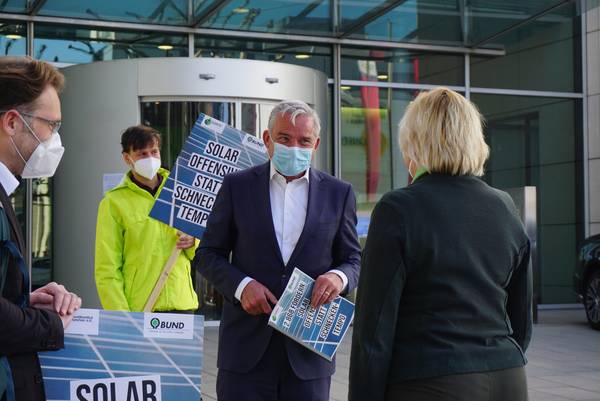 Mit dem BUND Baden-Württemberg übergeben wir die gesammelten Unterschriften an CSU-Chef Thomas Strobl (Foto: Miriam Eisinger, BUND BW):