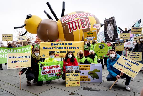 Protestaktion gegen Pestizide im Berliner Regierungsviertel