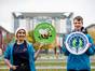 Anja Paolucci und Kiian Wilhelm vom Umweltinstitut fordern vor dem Kanzleramt: Bienen und Bauern retten! Foto: Jörg Farys