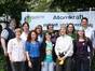 Harald Nestler (hinten links) posiert mit Mitarbeiter:innen des Umweltinstituts für ein Gruppenbild.<br>Foto: Umweltinstitut München
