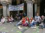 AktivistInnen der Gruppen "Extinction Rebellion" ketteten sich am 15. Juli vor dem Rathaus an und übergaben die Schlüssel den Stadtratsfraktionen, damit diese ihre BürgerInnen befreien und sich für den Bürgerentscheid aussprechen.