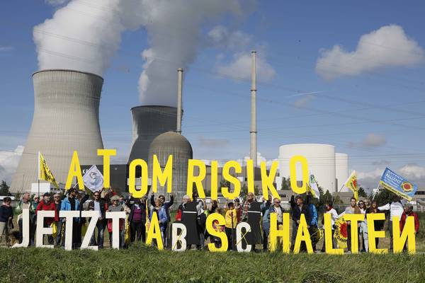 Großbuchstaben vor dem AKW Gundremmingen bringen es auf den Punkt: „Atomrisiko Gundremmingen jetzt abschalten“