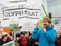 Karl Bär, Agrarreferent beim Umweltinstitut hält eine Rede darüber, warum Glyphosat jetzt in Deutschland verboten werden muss. Foto: Jörg Farys
