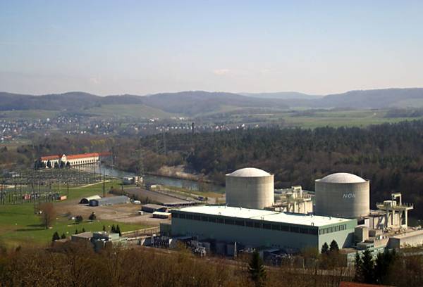 Das schweizer AKW Beznau (Inbetriebnahme 1969) ist das eines der ältesten noch laufenden Atomkraftwerke der Welt. (Foto: Roland Zumbühl, Commons:Picswiss project)