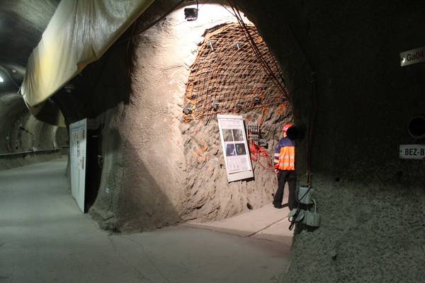 Im Felslabor Mont Terri im Schweizer Kanton Jura wird die Einschlussfähigkeit von Opalinuston-Gestein erforscht. Es liegt in 300 Meter Tiefe (Foto: Grünich via Wikimedia Commons)