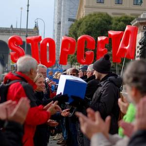 Übergabe der Unterschriften für ein Volksbegehen gegen CETA beim bayerischen Innenministerium